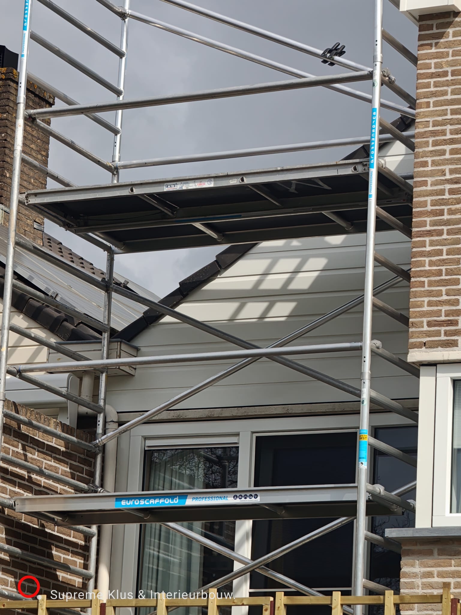 Steigerwerk buitenkant woning — Supreme Klus & Interieurbouw